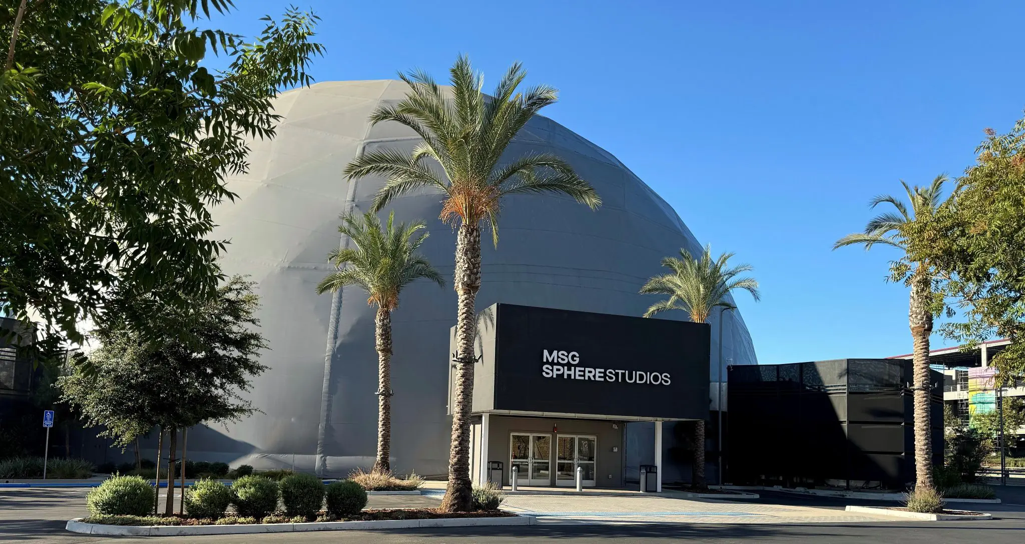 Entertainment like never before: how Lenovo helps Sphere deliver thrilling immersive experiences. Lenovo and its partner ecosystem power multi-sensory immersive experiences at Sphere—the $2.3 billion venue changing the face of live entertainment.