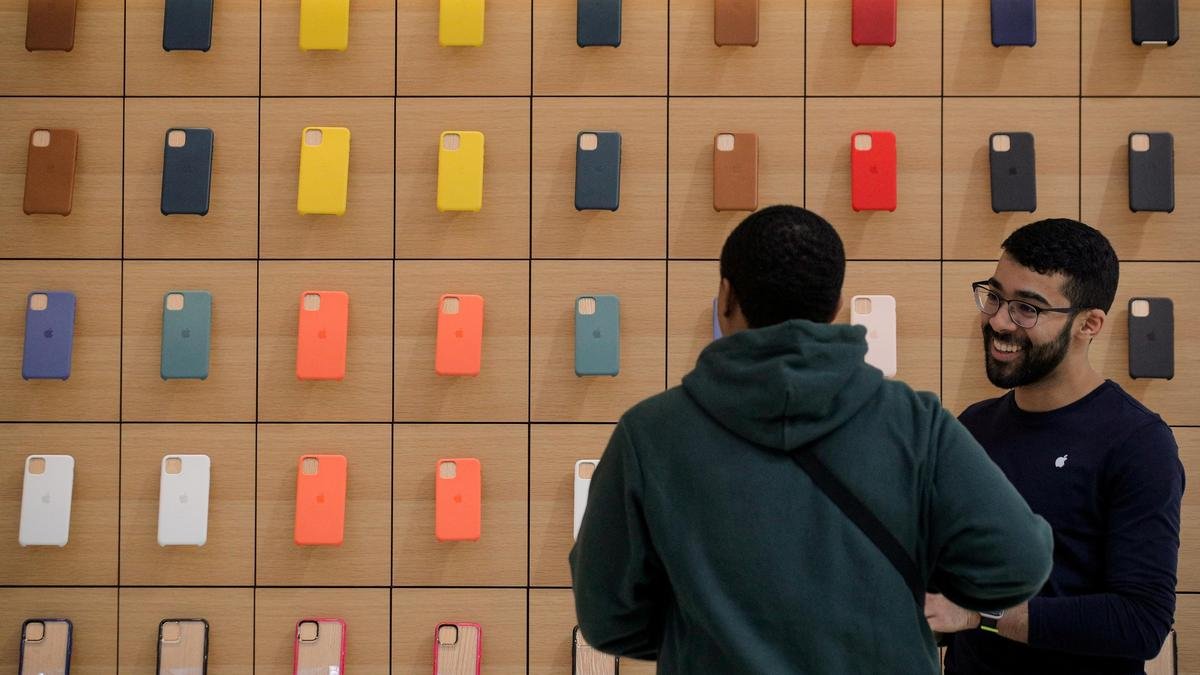 Apple plans to open Siri to rival AI services: Report